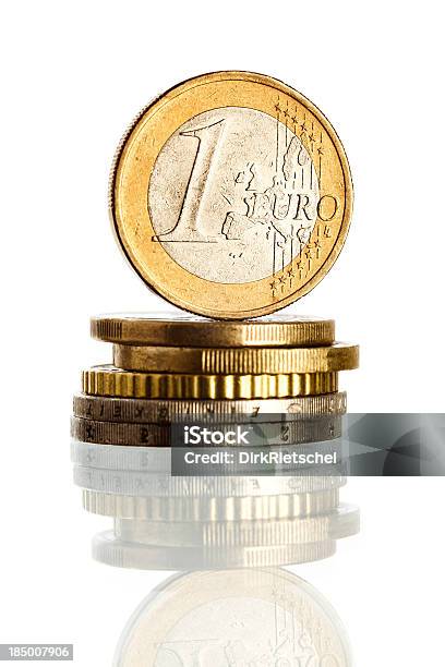 Moneda Euro En Un Montón De Monedas Foto de stock y más banco de imágenes de Abstracto - Abstracto, Accesorio financiero, Actividades bancarias