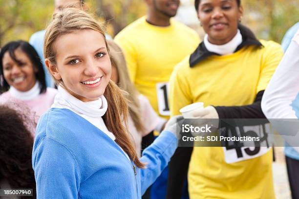 Teenage Voluntarios Ayudan Con Una Organización Benéfica De Carreras Foto de stock y más banco de imágenes de Acontecimiento