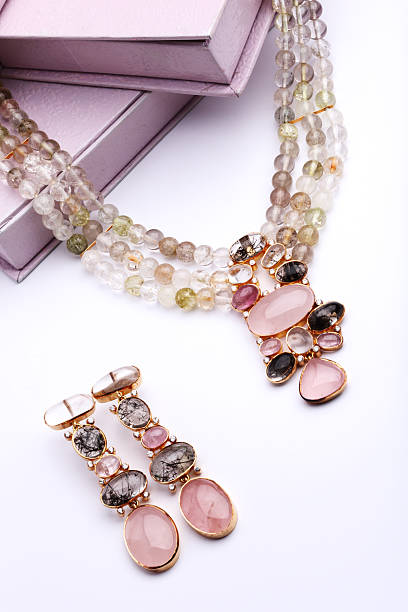 moderno semi-preciosa transparente gema con pendiente de cuarzo rosa - chunky jewelry fotografías e imágenes de stock