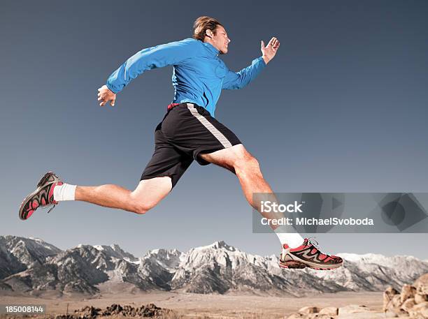 Runner Mountain - Fotografie stock e altre immagini di A mezz'aria - A mezz'aria, Abbigliamento sportivo, Adulto