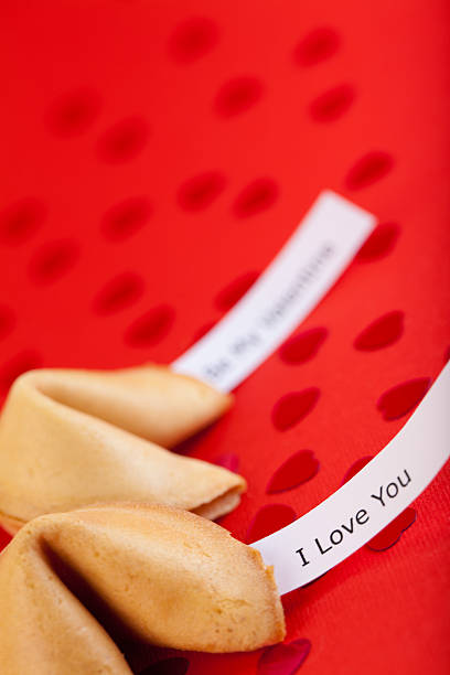 biscotto della fortuna di carta rossa - heart shape fortune cookie short phrase sayings foto e immagini stock