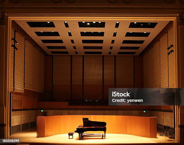 Flügel Auf Der Bühne Stockfoto und mehr Bilder von Konzerthaus - Konzerthaus, Klavier, Bühne