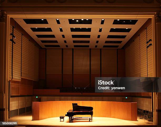 Piano De Cauda No Palco - Fotografias de stock e mais imagens de Sala de Concertos - Sala de Concertos, Piano, Palco