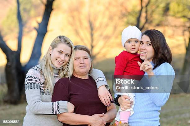 Glückliche Familie Stockfoto und mehr Bilder von Attraktive Frau - Attraktive Frau, Blick in die Kamera, Einfaches Leben