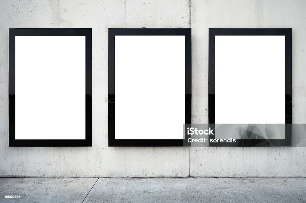 Trois panneaux d'affichage blanc sur le mur. - Photo de Panneau d'affichage libre de droits