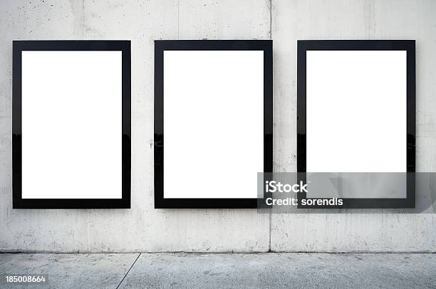 Photo libre de droit de Trois Panneaux Daffichage Blanc Sur Le Mur banque d'images et plus d'images libres de droit de Panneau d'affichage - Panneau d'affichage, Affiche, Publicité