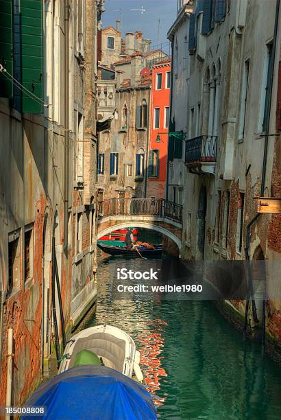 Góndola En Canal En Venecia Foto de stock y más banco de imágenes de Agua - Agua, Agua estancada, Arquitectura exterior