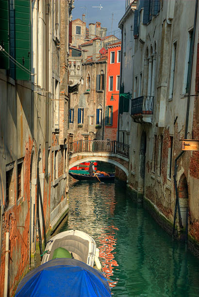 kanał w wenecja z gondoli - venice italy italy arch bridge nautical vessel zdjęcia i obrazy z banku zdjęć