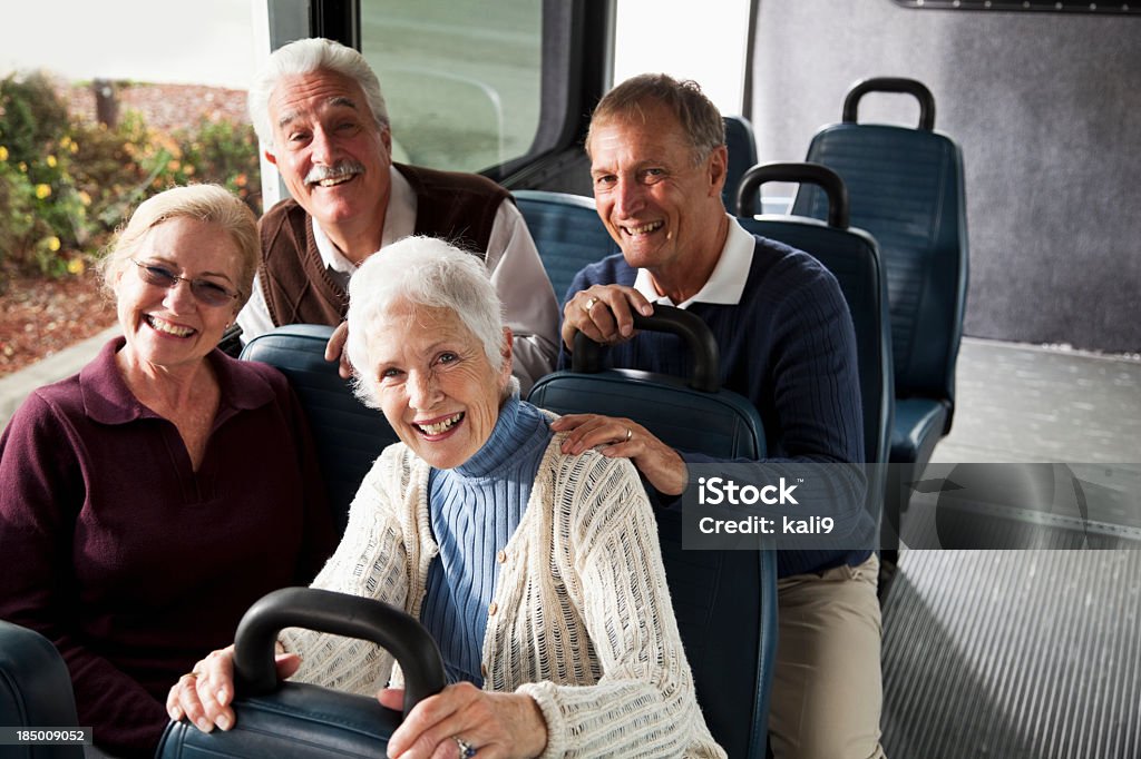 Seniorzy w Autobus wahadłowy - Zbiór zdjęć royalty-free (Senior)