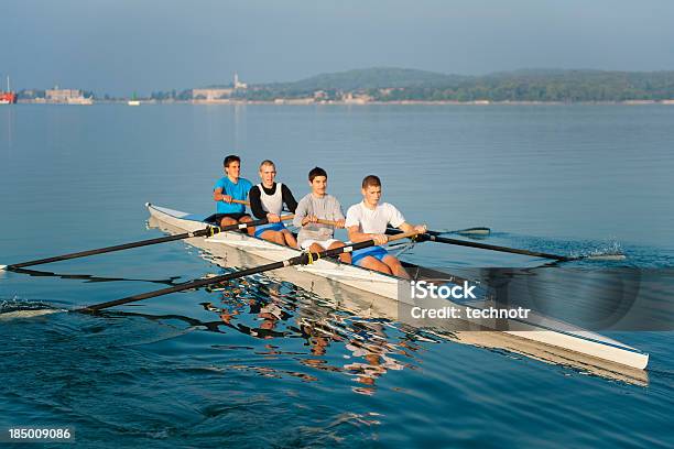Vier Sitzen Scull Rowing Team Üben Stockfoto und mehr Bilder von Sportrudern - Sportrudern, Skullboot, Sportmannschaft