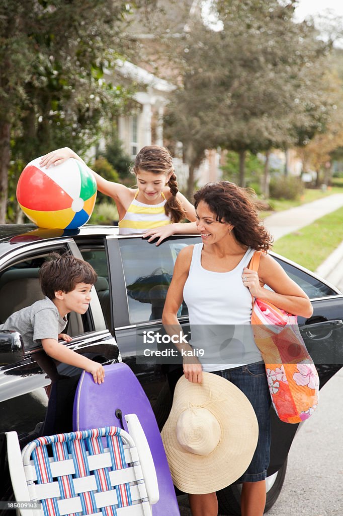 Matka i dzieci pakowania samochodu na wycieczkę na plażę - Zbiór zdjęć royalty-free (Rodzina)