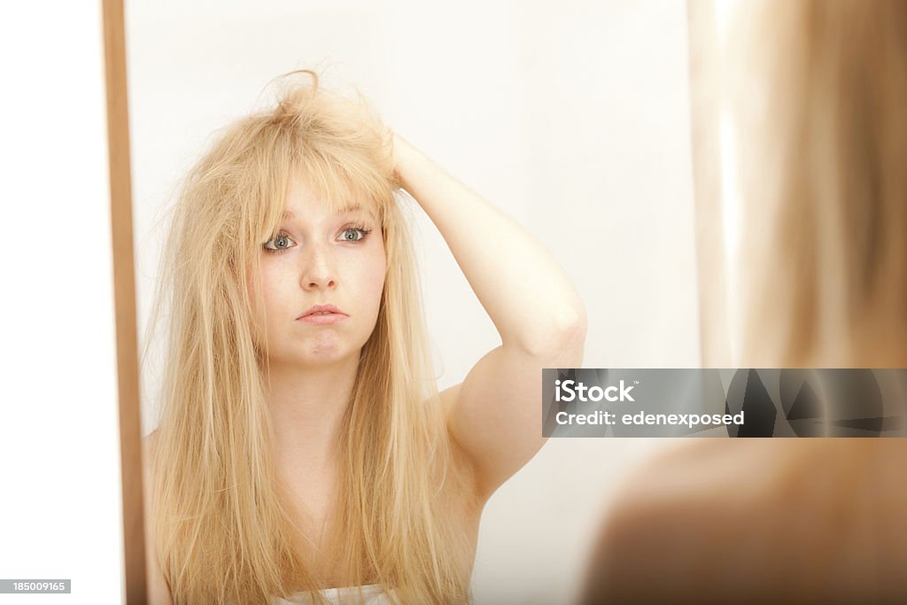 Donna con capelli giorno errata - Foto stock royalty-free di Adulto