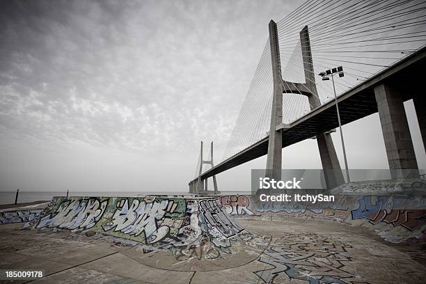 Foto de Concreto De Skate Park e mais fotos de stock de Arte de rua - Arte de rua, Lisboa, Capitais internacionais