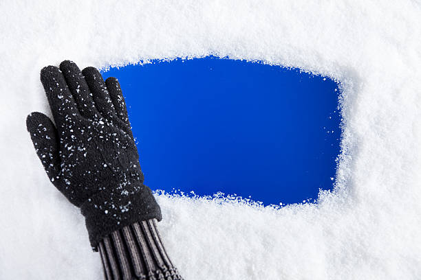 mano rimozione neve dalla finestra - snow cleaning foto e immagini stock