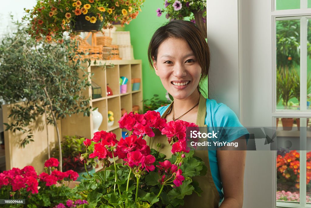 Азиатские Цветочный магазин владелец малого бизнеса перед магазине - Стоковые фото 20-29 лет роялти-фри