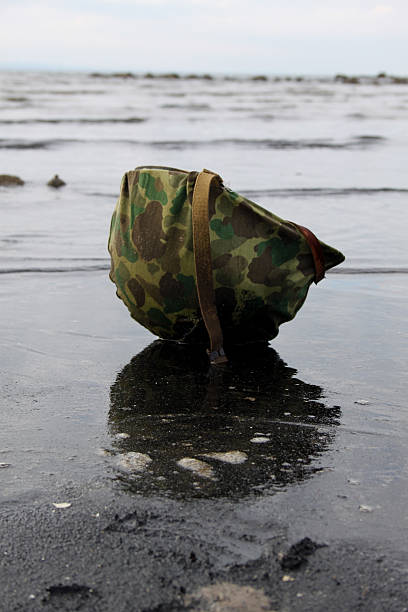 helm auf iwo jima - iwo jima stock-fotos und bilder