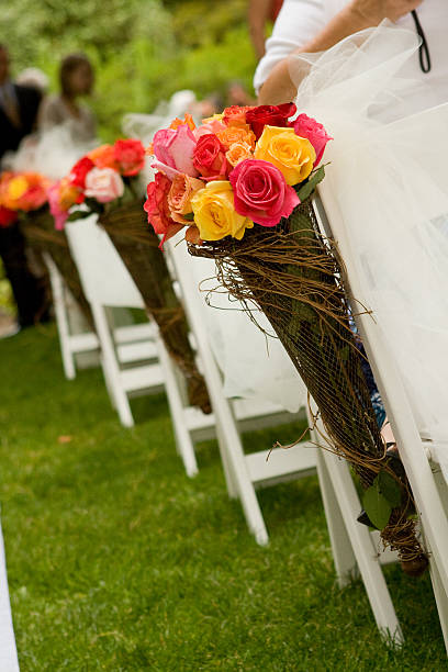 многие свадебный букет из красной и оранжевой розы & молодоженов - meteorology elegance outdoors loving стоковые фото и изображения