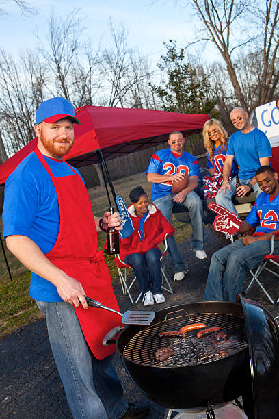 fani futbolu siedzieć na ogonie - tailgating zdjęcia i obrazy z banku zdjęć