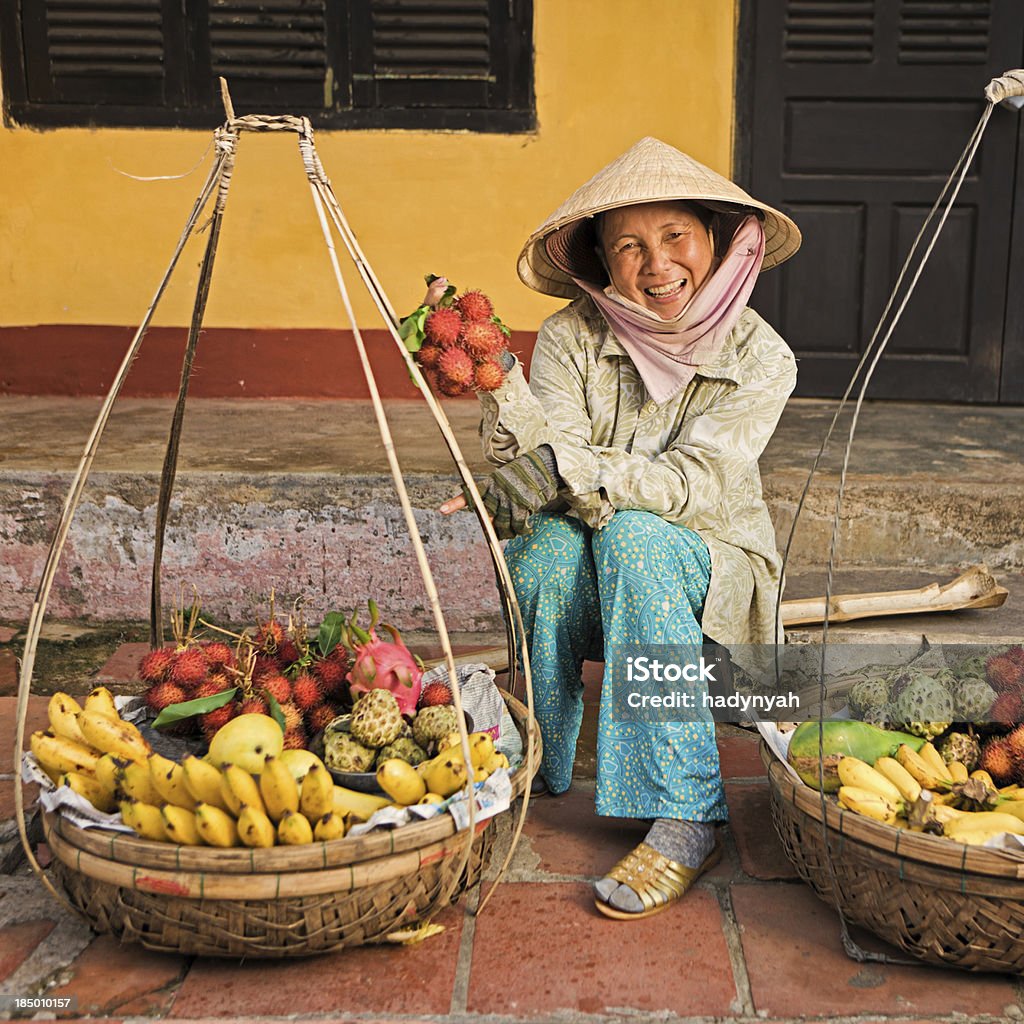 Vendedor vietnamita frutas - Foto de stock de Vendedor del mercado libre de derechos