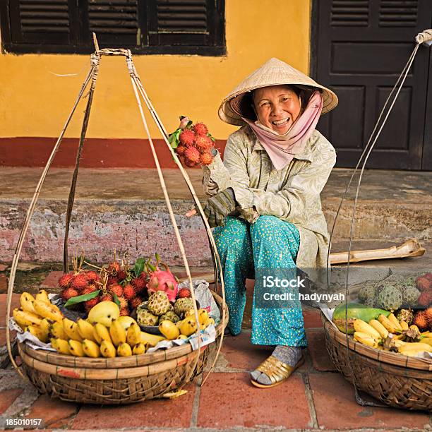 Vendedor Vietnamita Frutas Foto de stock y más banco de imágenes de Vendedor del mercado - Vendedor del mercado, Vietnam, Adulto