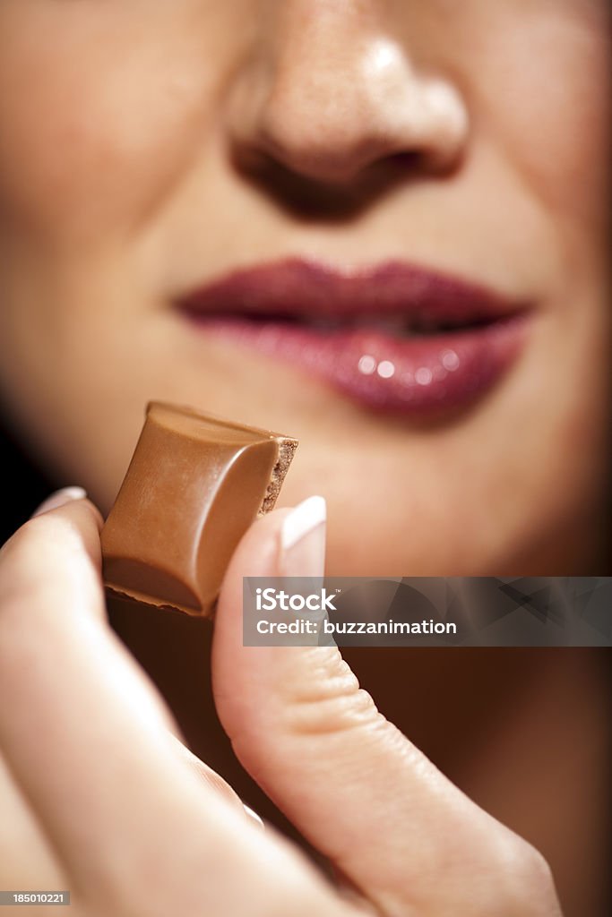 Mordre ses lèvres pour chocolat - Photo de Adulte libre de droits