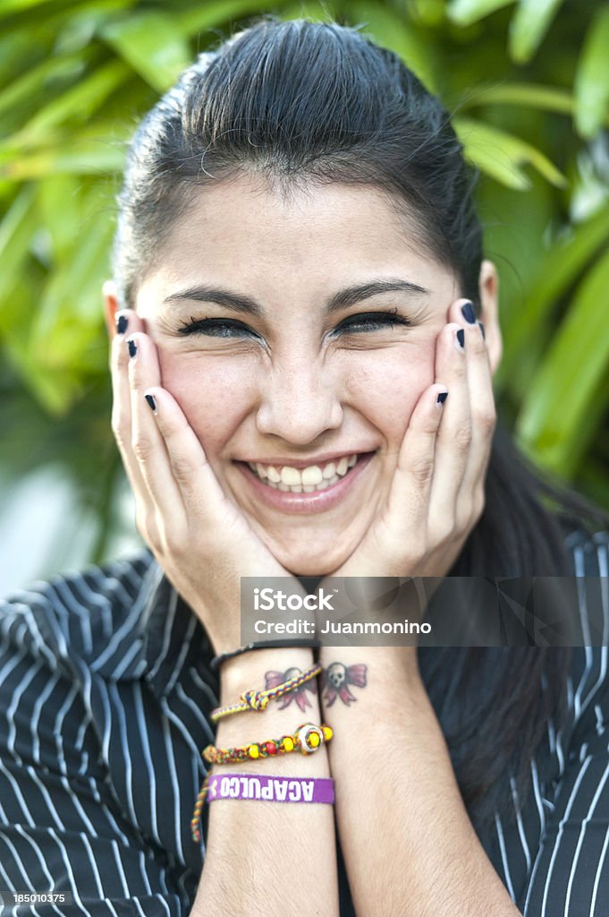 Sorridente giovane donna ispanica - Foto stock royalty-free di 20-24 anni