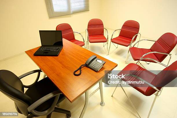 Foto de Sala De Reuniões e mais fotos de stock de Apresentação - Discurso - Apresentação - Discurso, Cadeira, Cadeira de Escritório
