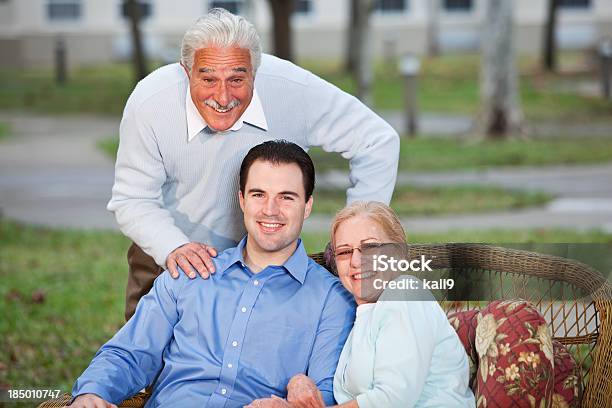 Retrato De Pareja Senior Con Hijo Adulto Foto de stock y más banco de imágenes de Pareja mayor - Pareja mayor, Hijo, Retrato