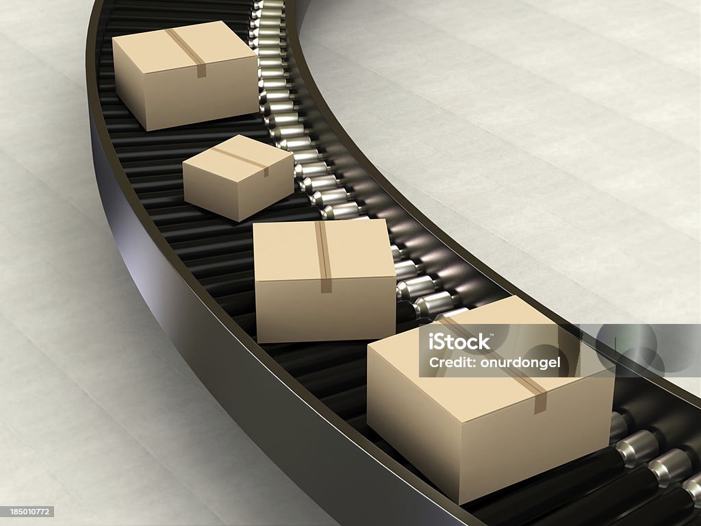 Caixas de papelão no transporte - Foto de stock de Esteira rolante - Maquinaria de fábrica royalty-free