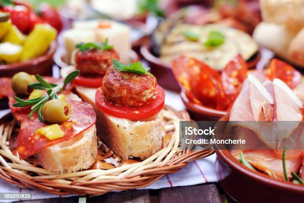 Photo libre de droit de Pain De La Viande Et Fromage Organisés Sur De Petites Assiettes banque d'images et plus d'images libres de droit de Chorizo