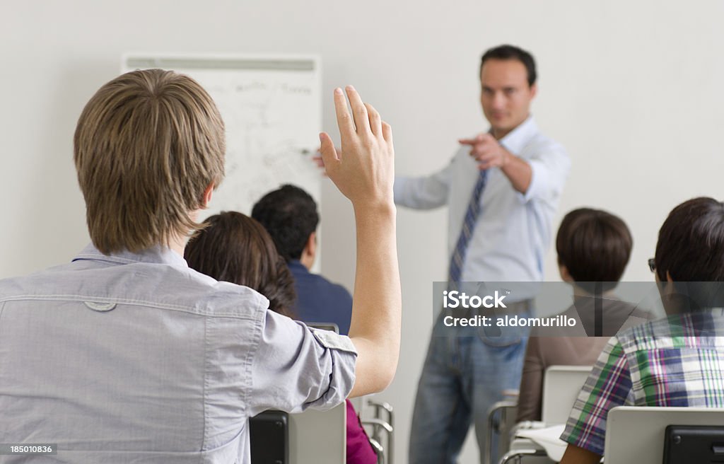 Estudante aumentar sua disposição em sala de aula - Foto de stock de 20 Anos royalty-free