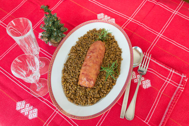 cotechino (salsicha de porco) com lentilhas. tradicional prato italiano - zampone - fotografias e filmes do acervo