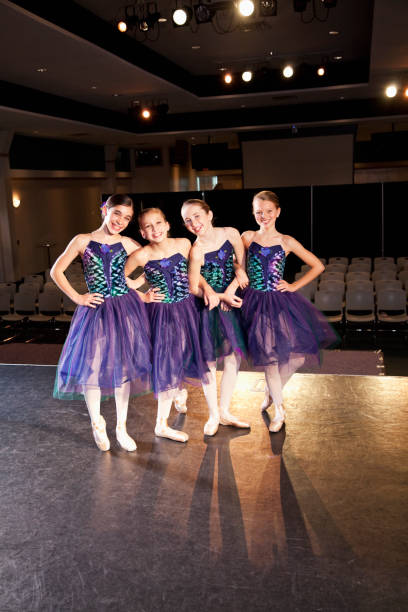 danseurs de ballet sur scène en costume de déguisement - sc0531 photos et images de collection