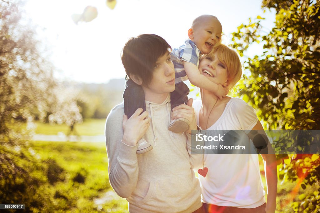 幸せな若い家族 - 夏のロイヤリティフリーストックフォト