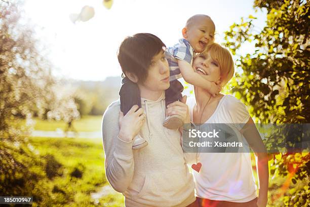 幸せな若い家族 - 夏のストックフォトや画像を多数ご用意 - 夏, 屋外, 幼児