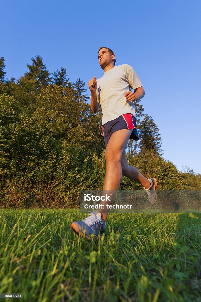 Atleta correr no meadow - Foto de stock de Correr royalty-free