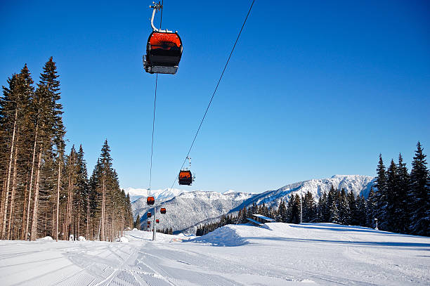 piste de ski et au-dessus de la tête cable cars - ski resort winter sport apres ski ski slope photos et images de collection