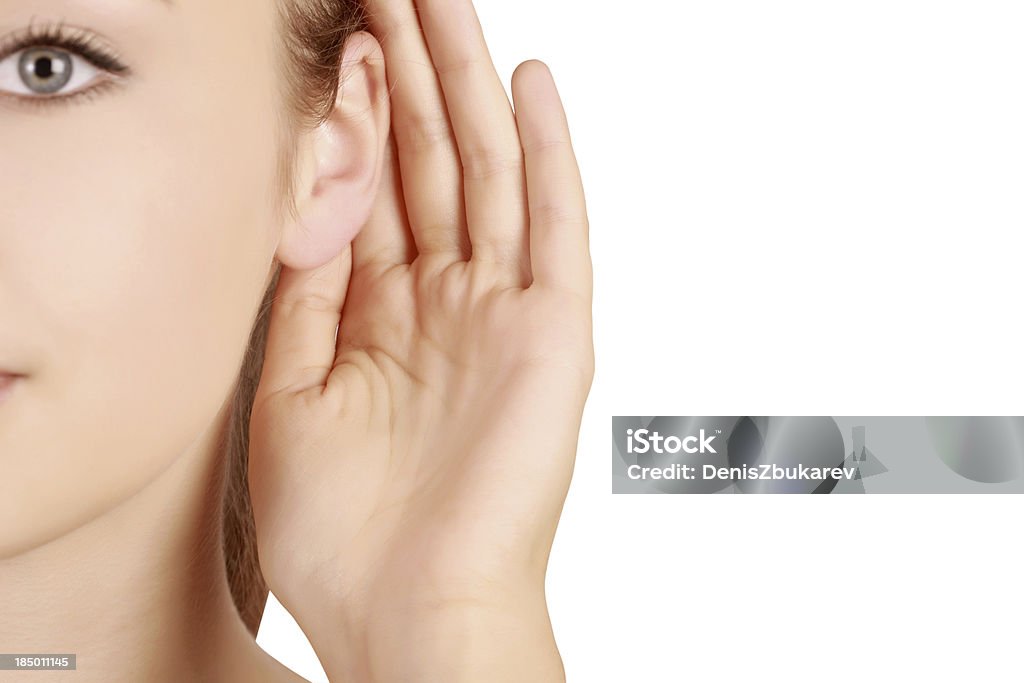 Joven mujer escuchando - Foto de stock de Oreja libre de derechos