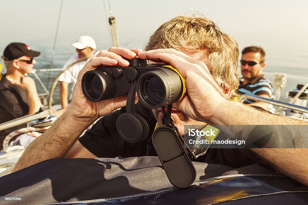 Skipper Blick durch das Fernglas - Lizenzfrei Besatzung Stock-Foto