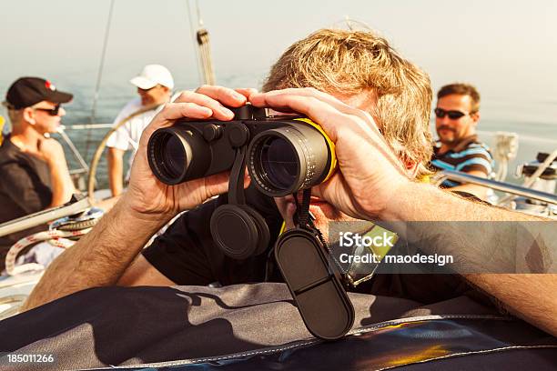 Capitán De Navío Mirando A Través De Binoculares Foto de stock y más banco de imágenes de Binoculares - Binoculares, Embarcación marina, Tripulación - Papel social