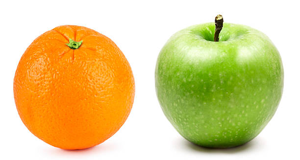 las diferencias - comparison apple orange isolated fotografías e imágenes de stock