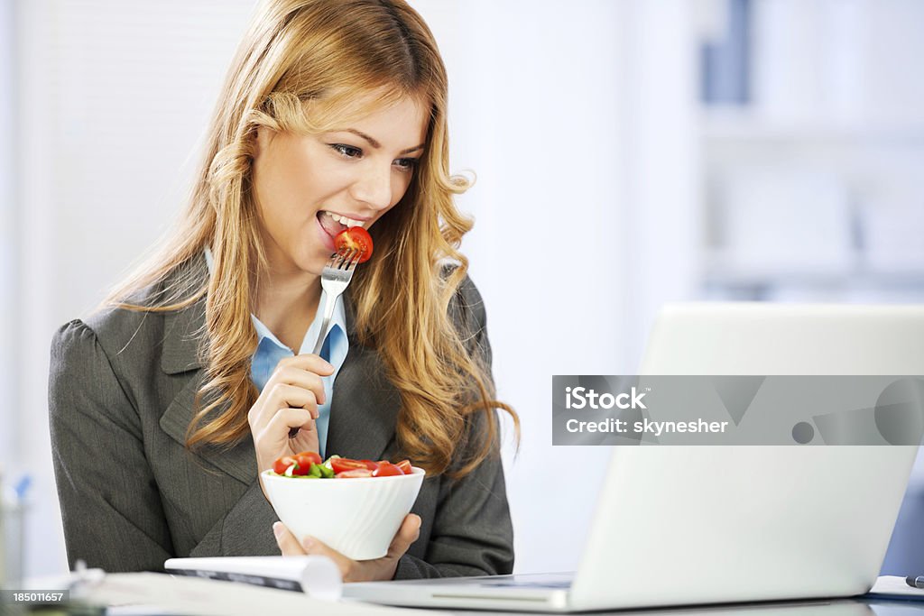 Business-Frau Essen Salat und mit laptop. - Lizenzfrei Abnehmen Stock-Foto