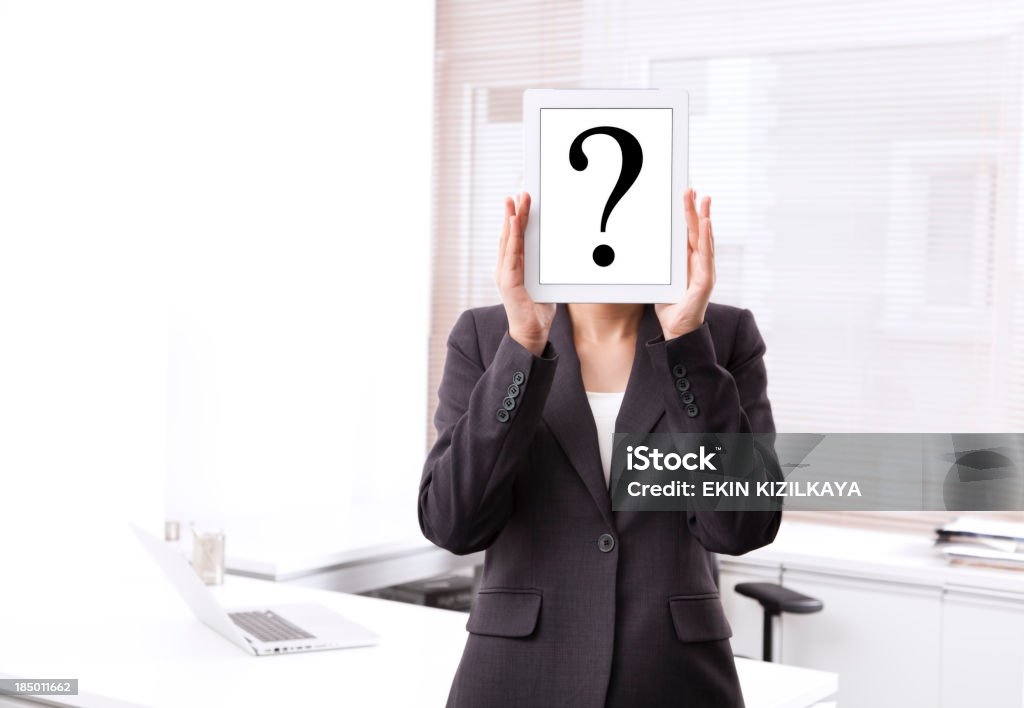 Mulher de negócios com tablet touchscreen de Interrogação - Foto de stock de Autoconfiança royalty-free