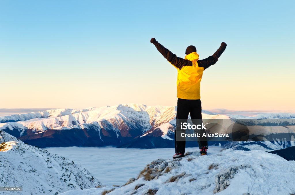 En la cima de la montaña - Foto de stock de Alzar la mano libre de derechos