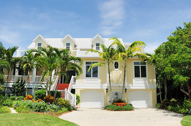 bella casa sulla spiaggia sanibel island, florida - palm tree florida house residential district foto e immagini stock