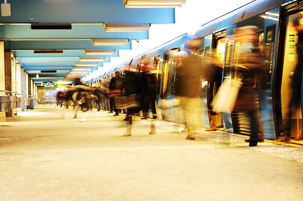 verlassen sie die u-bahn-zug - trail subway platform speed people stock-fotos und bilder