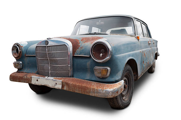 メルセデスベンツオキシダイズ - car old rusty scrap metal ストックフォトと画像