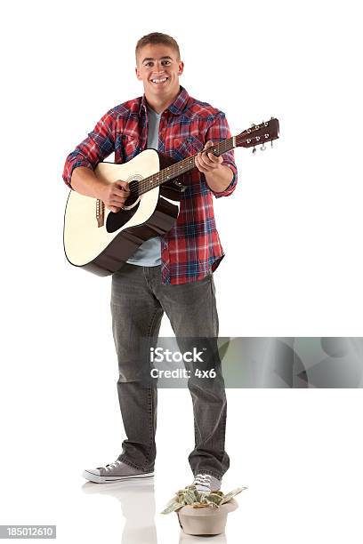 Retrato De Um Homem A Tocar Guitarra - Fotografias de stock e mais imagens de 20-29 Anos - 20-29 Anos, Adulto, Arte, Cultura e Espetáculo