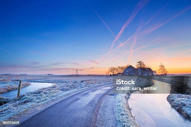 Droga Przez Typowy Holenderski Polder Krajobraz W Zimie Na Wschód Słońca - zdjęcia stockowe i więcej obrazów Bez ludzi