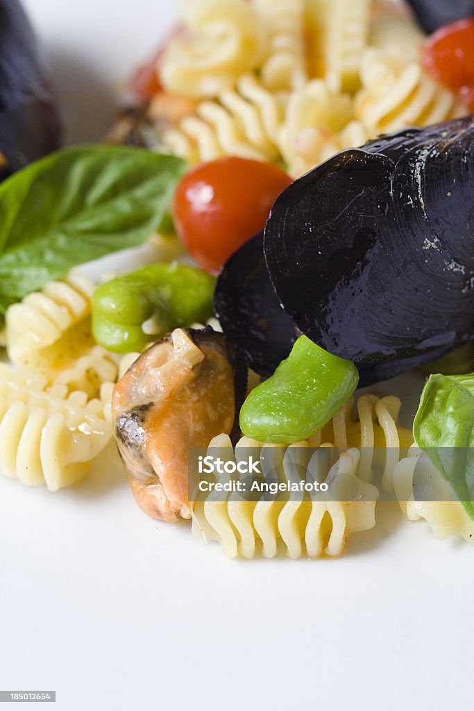 Massa com mexilhões, tomates e grãos de Fava - Foto de stock de Alimentação Saudável royalty-free